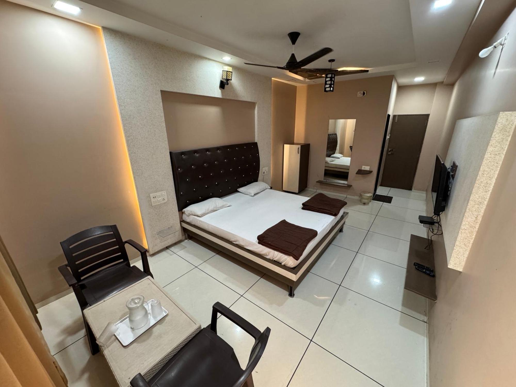 Hotel Bluediamond Bardoli Exterior photo