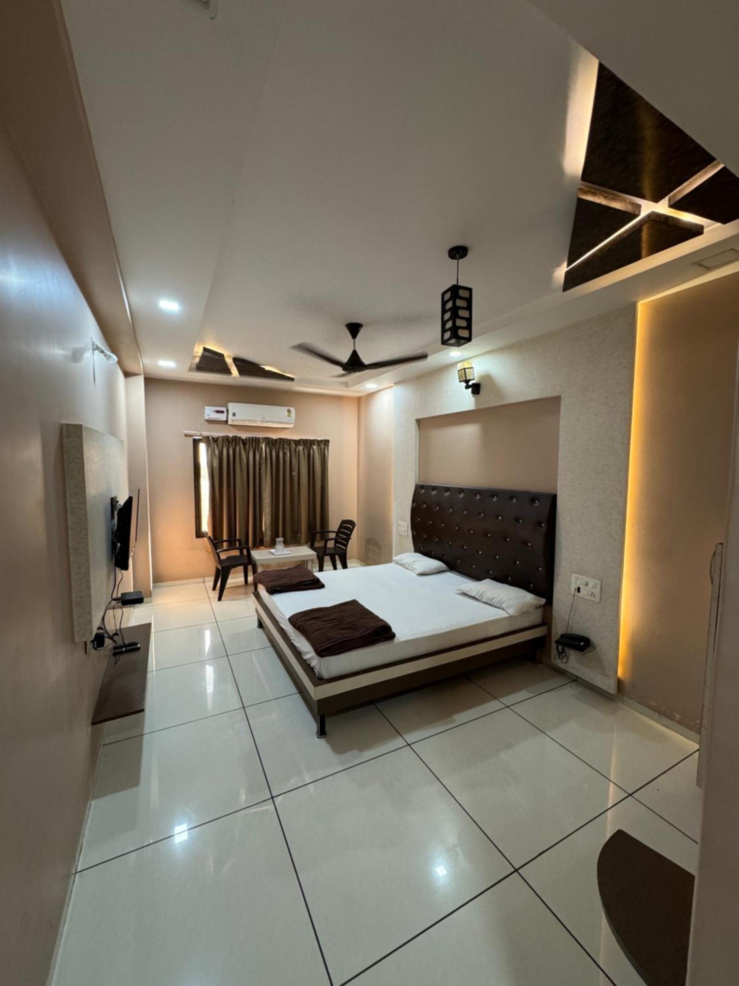 Hotel Bluediamond Bardoli Exterior photo